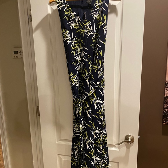 Leafed v-neck jumpsuit - Picture 2 of 4